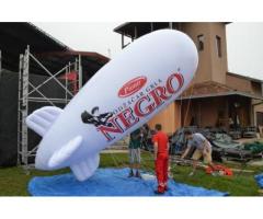 Cepelini, velike lopte, reklama sa svetlom iznad grada