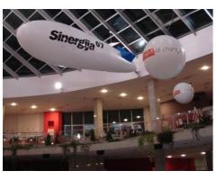 Cepelini, velike lopte, reklama sa svetlom iznad grada