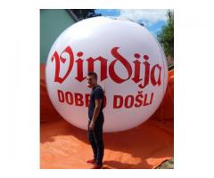 Cepelini, velike lopte, reklama sa svetlom iznad grada