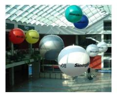 Cepelini, velike lopte, reklama sa svetlom iznad grada